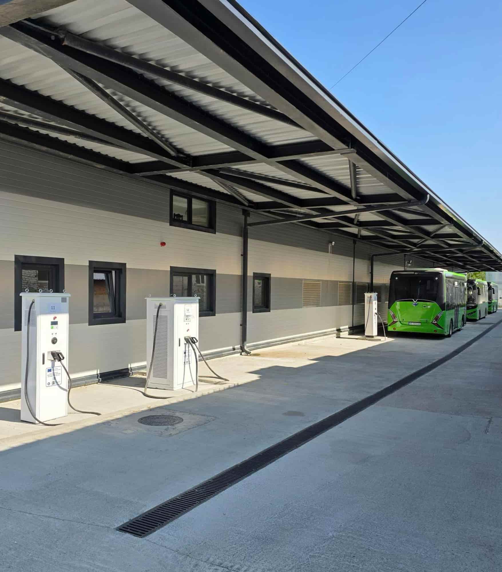 Автобусне депо в Румунії вид з двору