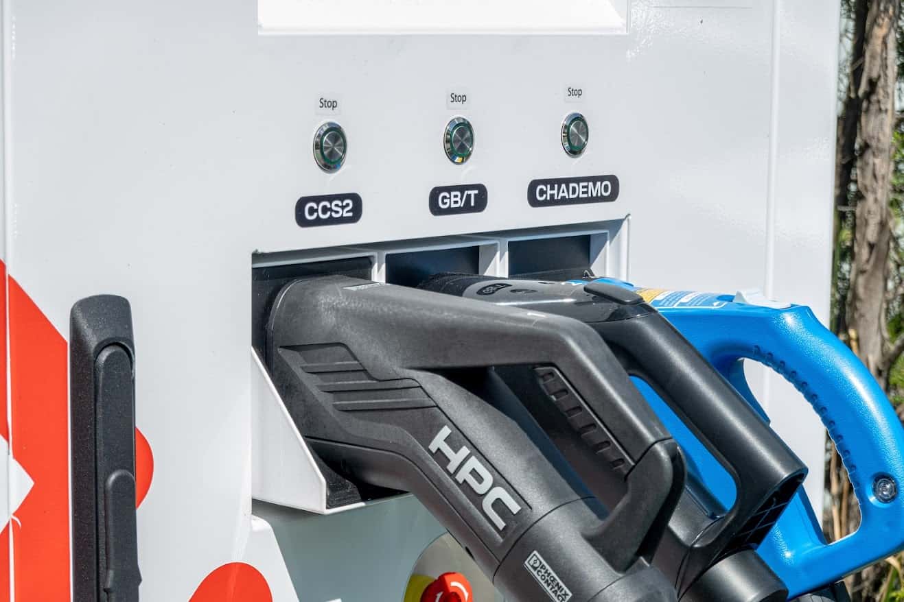  Станції ECOFACTOR підтримують стандарти AC (Type 1, Type 2, GBT AC, NACS AC) та DC (CCS1, CCS2, GBT, CHAdeMO, NACS)